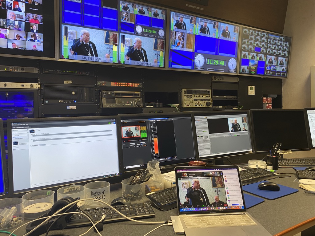 Postazione tecnica di regia con monitor, sistemi audio e video durante un evento