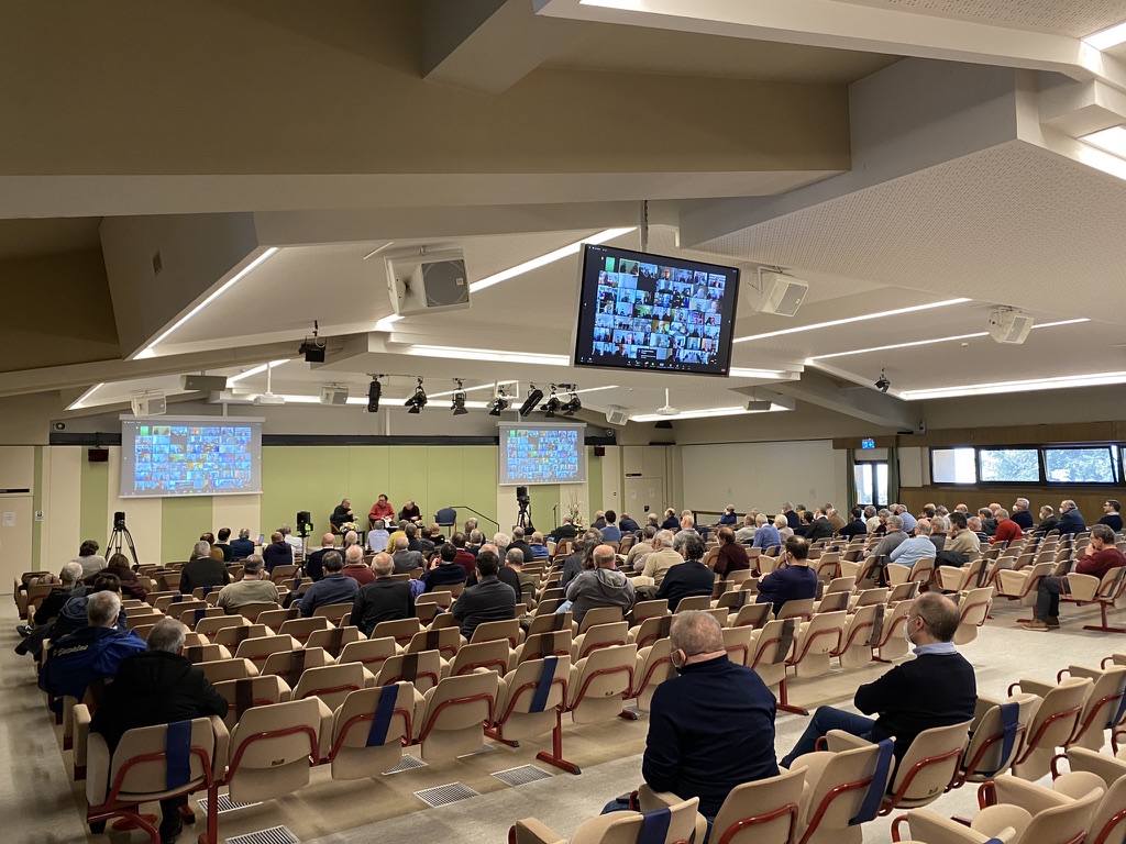 Evento ibrido con pubblico in sala e partecipanti collegati da remoto